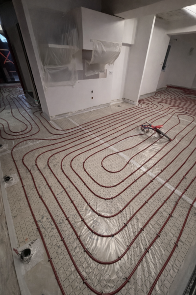 Pose du plancher chauffant à eau avec un calepinage précis.