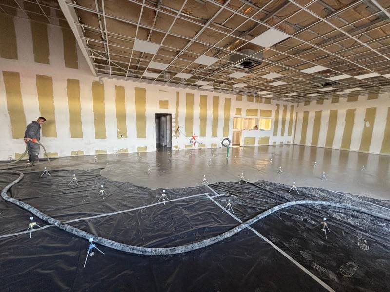 Pose de chape fluide ciment fibrée Agilia Nivel en local professionnel à Vitrolles (Bouche-du-Rhone)