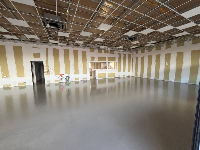 Pose de chape fluide ciment fibrée Agilia Nivel en local professionnel à Vitrolles (Bouche-du-Rhone)