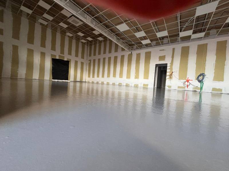 Pose de chape fluide ciment fibrée Agilia Nivel en local professionnel à Vitrolles (Bouche-du-Rhone)