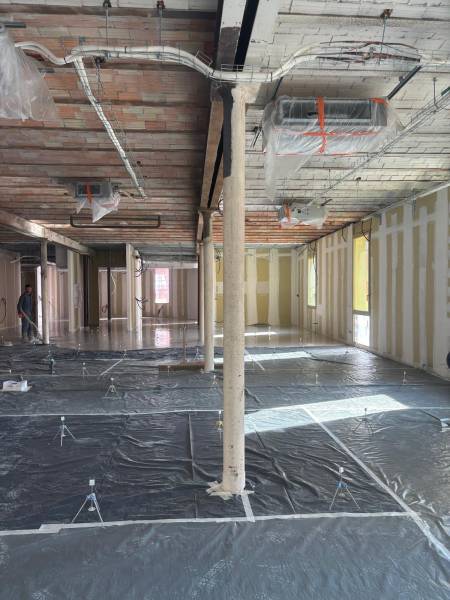 Pose de chape fluide à Marseille 13003 sur chantier technique multi-niveaux.