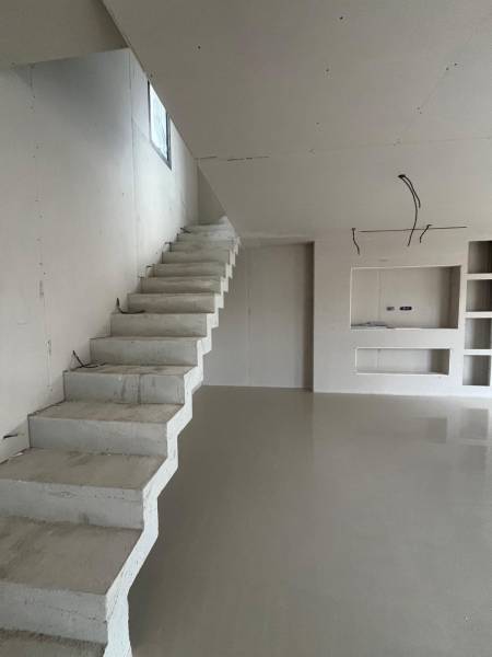 Préparation du support avec polyane et bande périphérique avant chape à Gréoux-les-Bains.