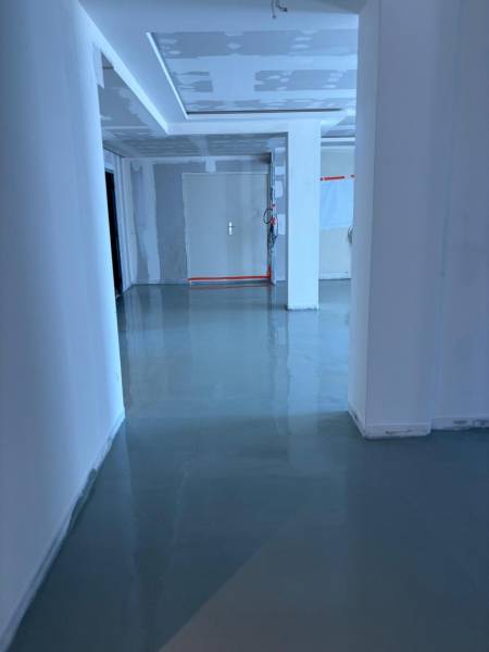Ragréage de rénovation sur 360 m² pour sol prêt à carreler à Aix-en-Provence.