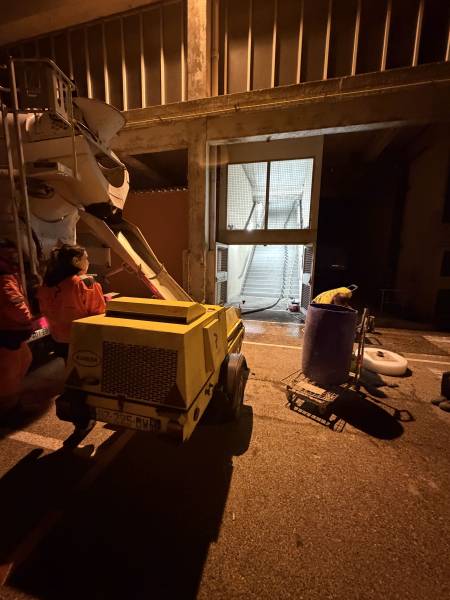 Micro béton de nuit sur bac collaborant en centre commercial à Marseille Les Terrasses du port
