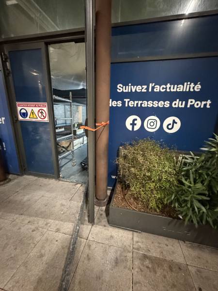 Micro béton de nuit sur bac collaborant en centre commercial à Marseille Les Terrasses du port
