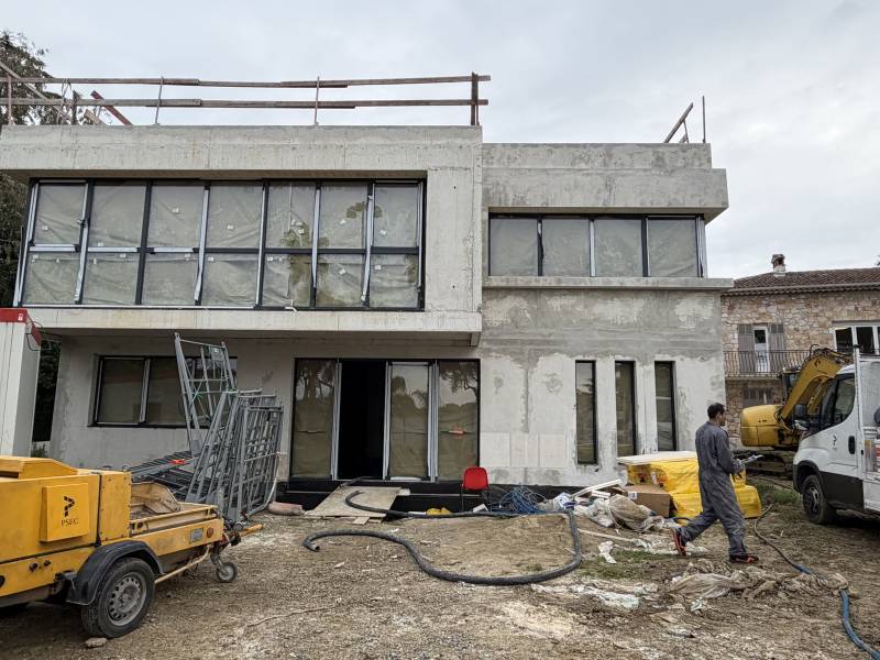 Chape fluide anhydrite, chape de ravoirage et isolation acoustique Assour 22 dB pour chantier résidentiel à Mougins