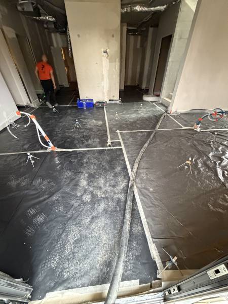 Chape fluide anhydrite, chape de ravoirage et isolation acoustique Assour 22 dB pour chantier résidentiel à Mougins