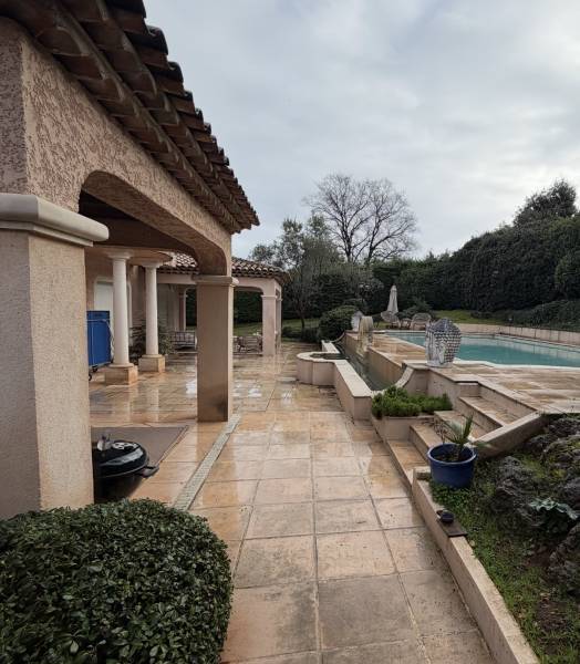 Préparation de sol extérieur à Biot avec solution technique pour gestion des eaux.