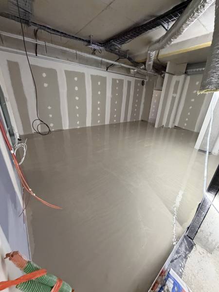 Pose de chape fluide anhydrite sur 560 m² pour clinique dentaire à La Penne-sur-Huveaune