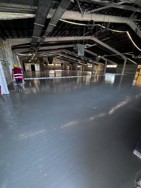 Chape ciment P4S pour un chantier commercial à La Londe-les-Maures (Var)