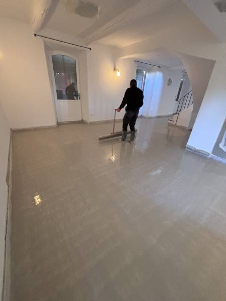 chantier de renovation de sol complet chape et isolation à Salon-de-Provence