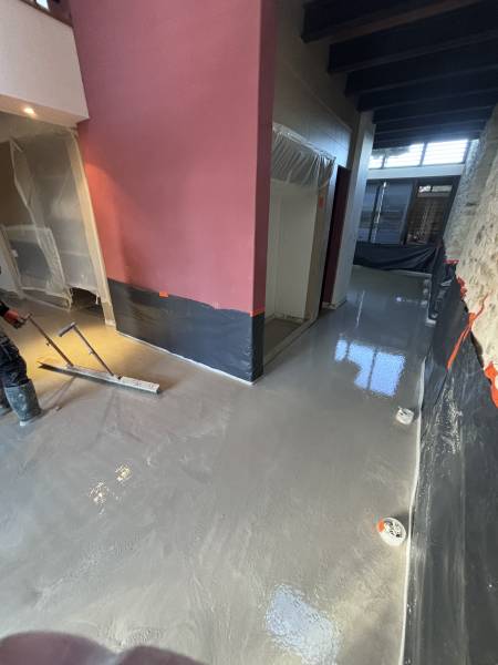 chantier de renovation de sol complet chape et isolation à Salon-de-Provence