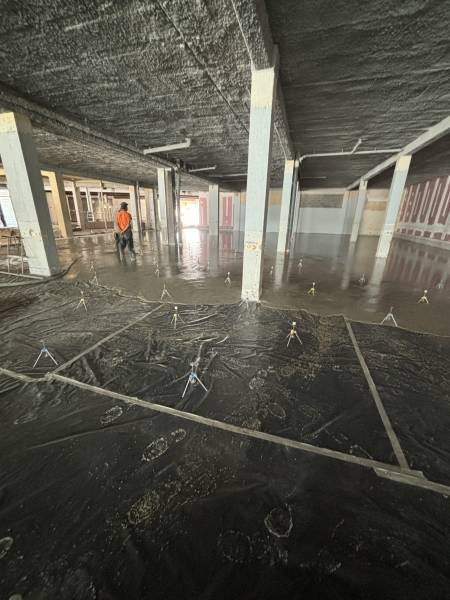 Application de chape autonivelante P4S à Fos-sur-Mer : chantier technique de 983 m² pour Aldi