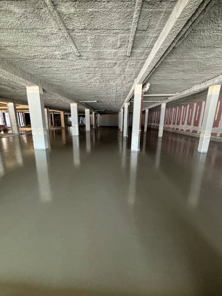 Application de chape autonivelante P4S à Fos-sur-Mer : chantier technique de 983 m² pour Aldi