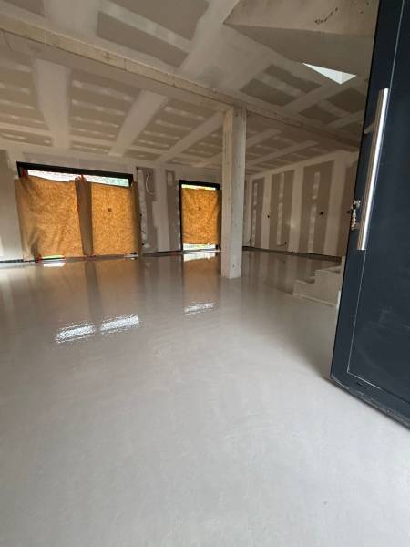 Réalisation d’une chape fluide anhydrite Agilia A-4000 – Chantier Martigues