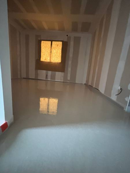 Réalisation d’une chape fluide anhydrite Agilia A-4000 – Chantier Martigues