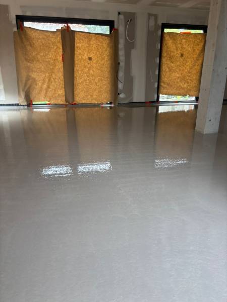 Réalisation d’une chape fluide anhydrite Agilia A-4000 – Chantier Martigues