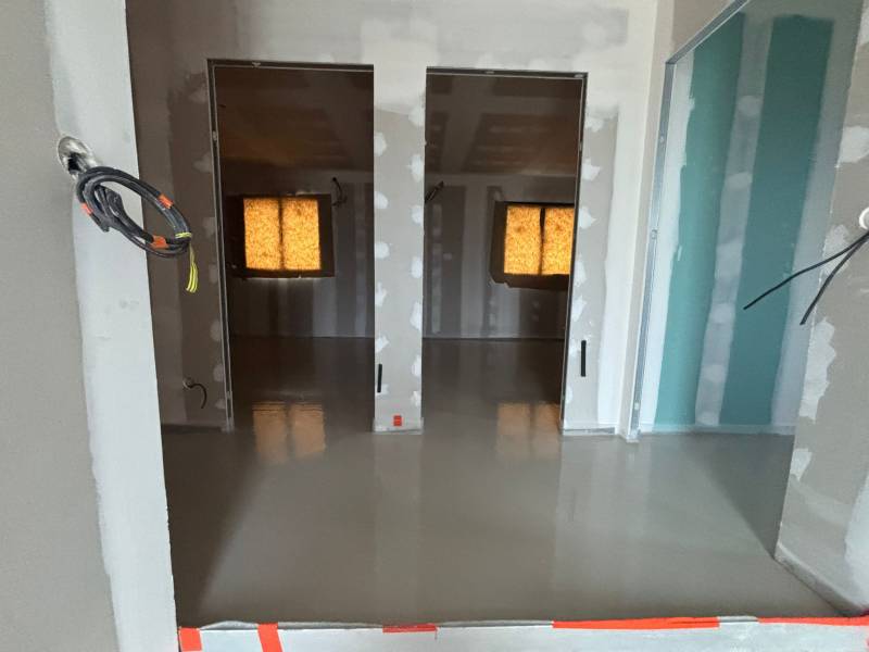 Réalisation d’une chape fluide anhydrite Agilia A-4000 – Chantier Martigues