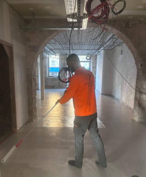 éalisation complète d’un sol professionnel pour une brasserie : chape + weberfloor