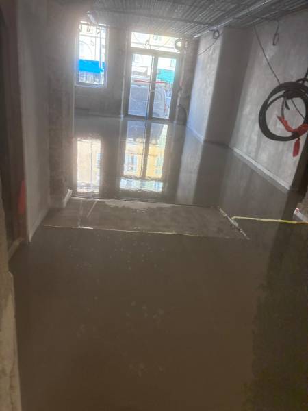 éalisation complète d’un sol professionnel pour une brasserie : chape + weberfloor