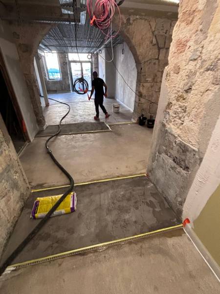 éalisation complète d’un sol professionnel pour une brasserie : chape + weberfloor