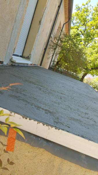 Réalisation de chape mécanique désolidarisée sur terrasse suspendue avec pente de 1 %.