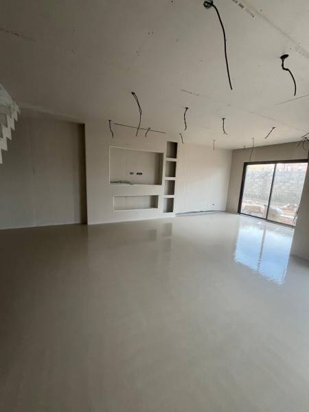 Pose de chape fluide ciment fibrée à l’étage sur chantier intérieur à Gréoux-les-Bains.