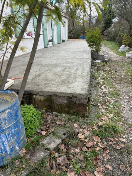 Création d’une chape mécanique désolidarisée sur terrasse existante à Brignoles avec pente intégrée de 1 %.