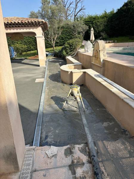 Réalisation de chape mécanique avec pente de 1 % en résidence privée à Biot 06.