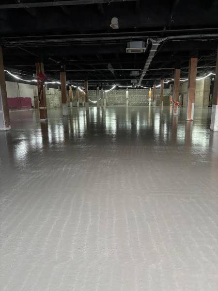 Mise en œuvre de chape fluide P4S à Cannes avec finition soignée.