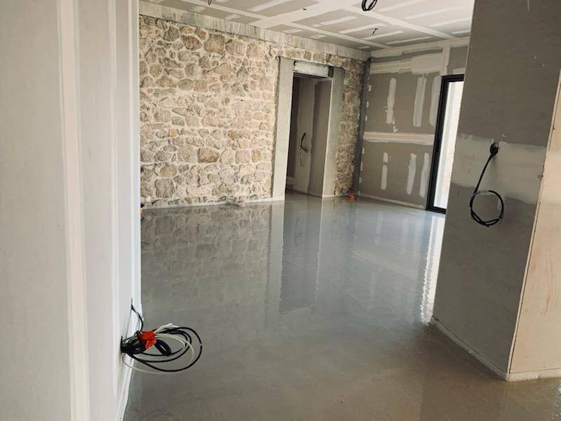 Micro béton et chape intérieure pour maison individuelle